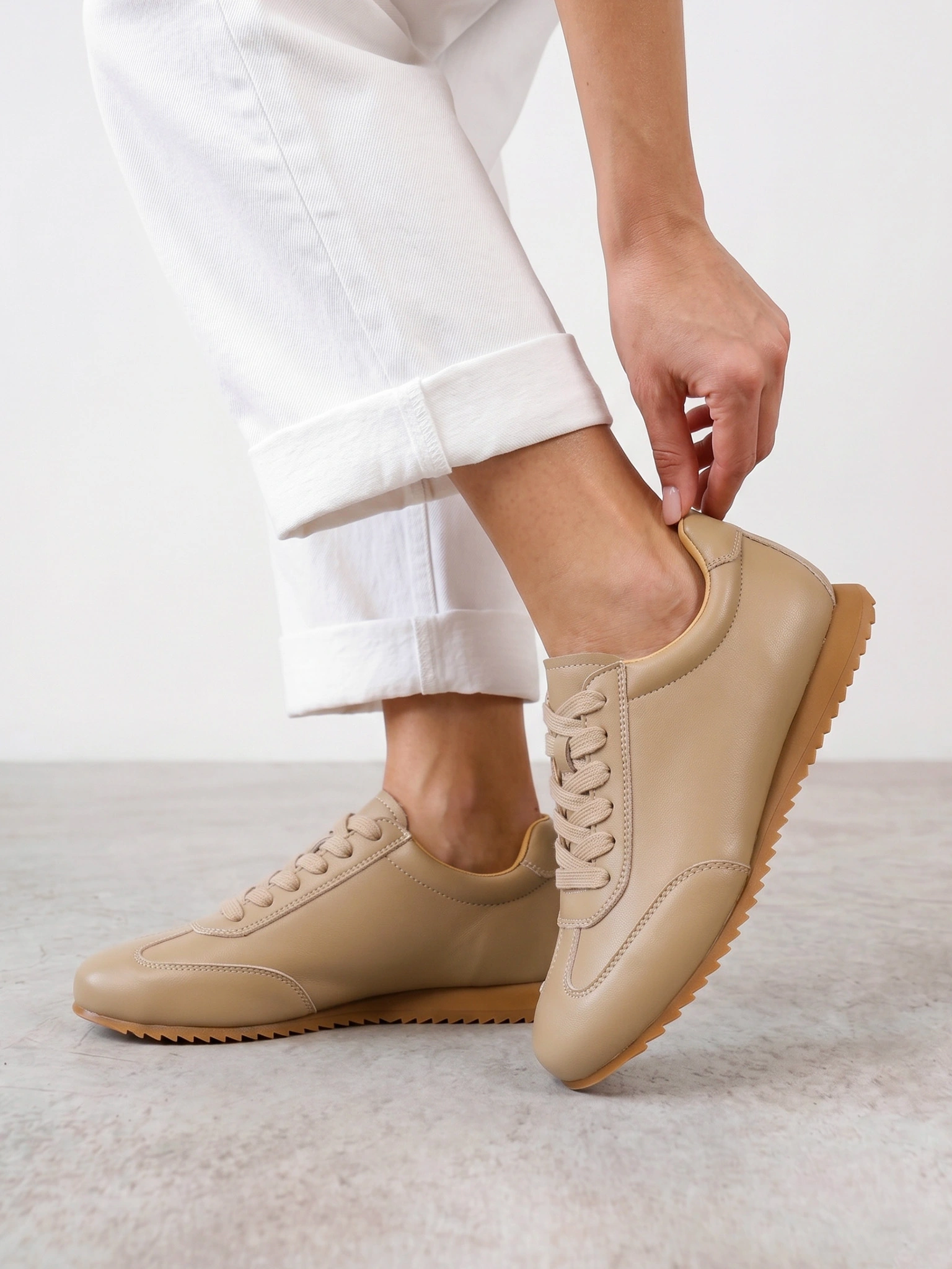 Кеды бежевого цвета на низкой подошве